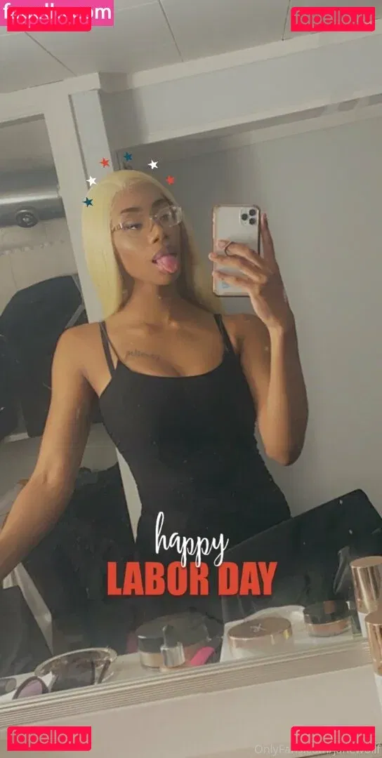 womanflo Onlyfans Photo Gallery 