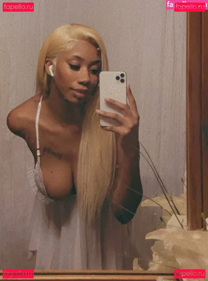 womanflo Onlyfans Photo Gallery 