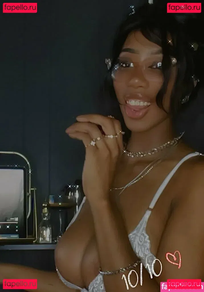 womanflo Onlyfans Photo Gallery 