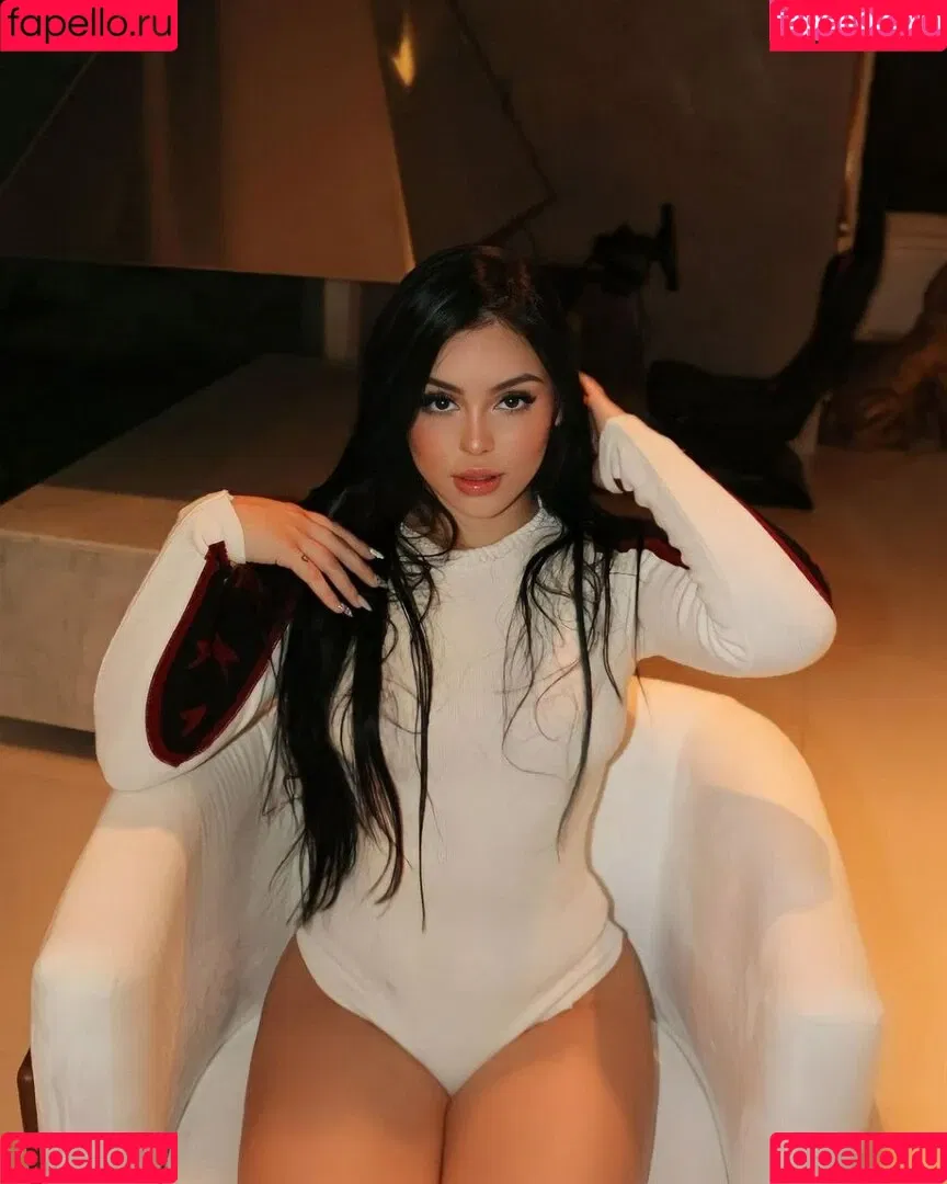Bella Angel Dezoitou Onlyfans Photo Gallery 