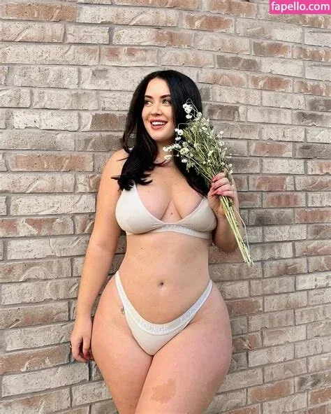 Holly Luyah Onlyfans Photo Gallery 