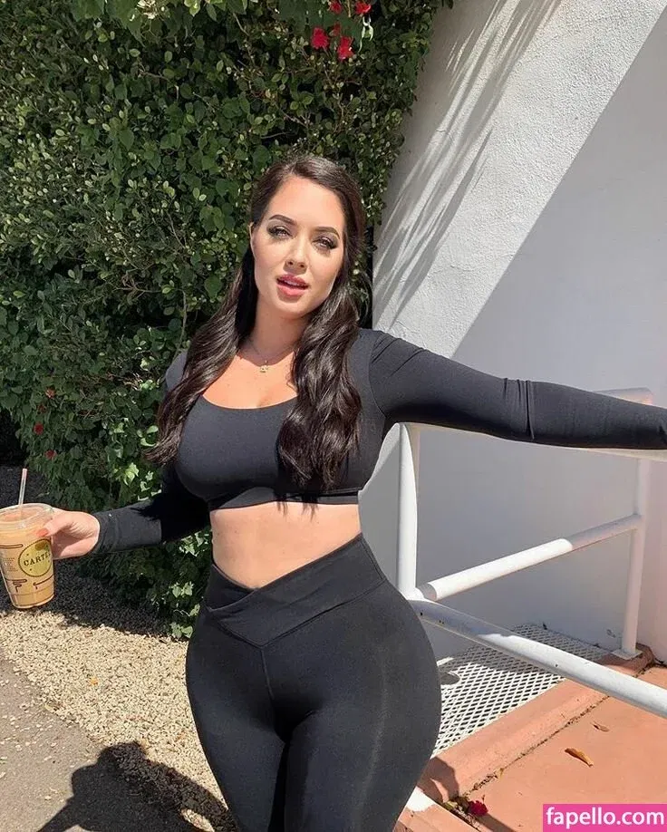 Holly Luyah Onlyfans Photo Gallery 