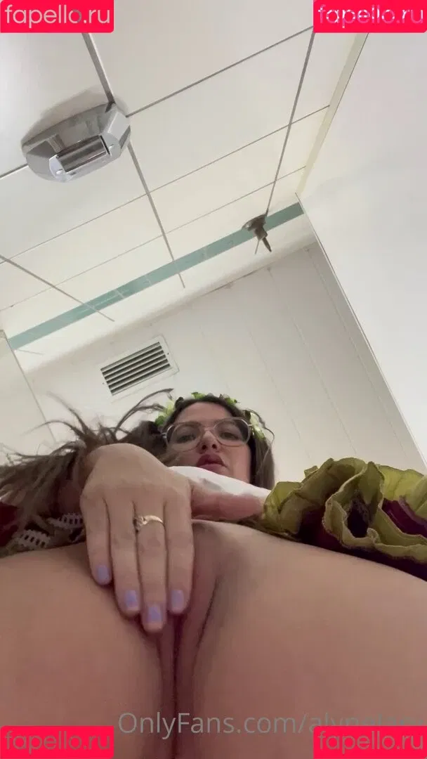 Alyne Lary Onlyfans Photo Gallery 