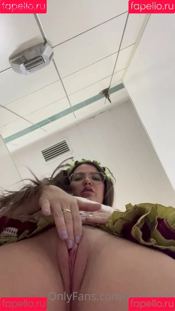 Alyne Lary Onlyfans Photo Gallery 