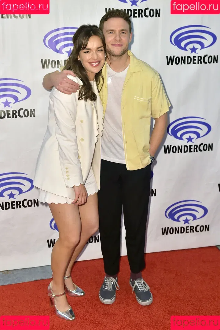 Elizabeth Henstridge Onlyfans Photo Gallery 