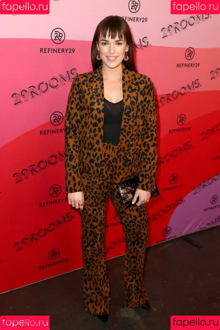Elizabeth Henstridge Onlyfans Photo Gallery 