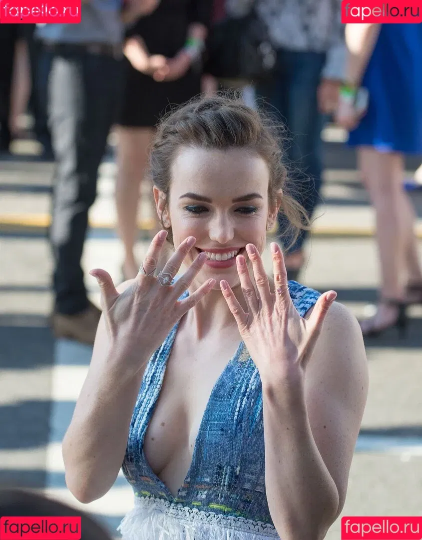 Elizabeth Henstridge Onlyfans Photo Gallery 