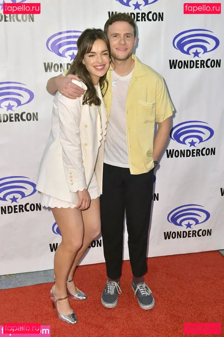 Elizabeth Henstridge Onlyfans Photo Gallery 