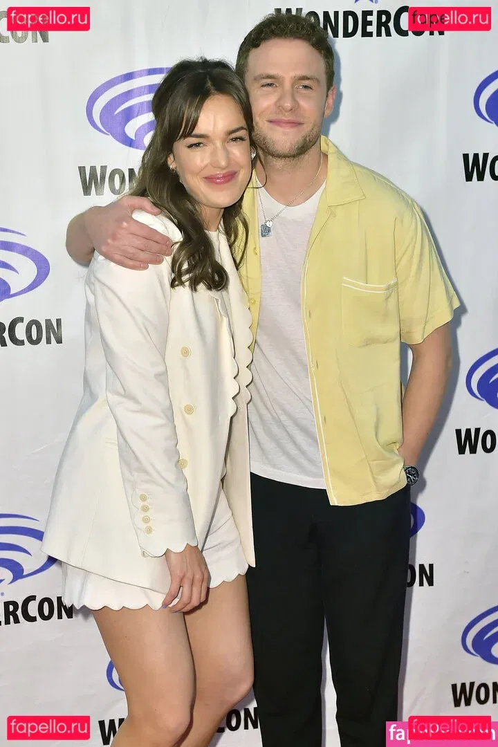 Elizabeth Henstridge Onlyfans Photo Gallery 