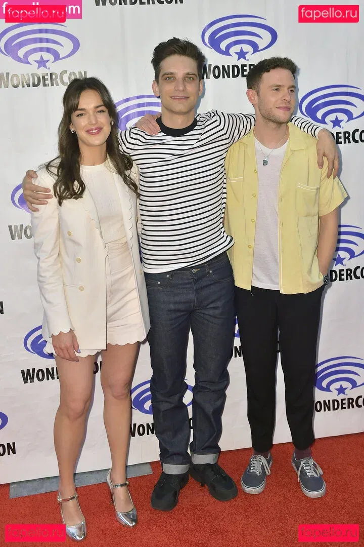 Elizabeth Henstridge Onlyfans Photo Gallery 