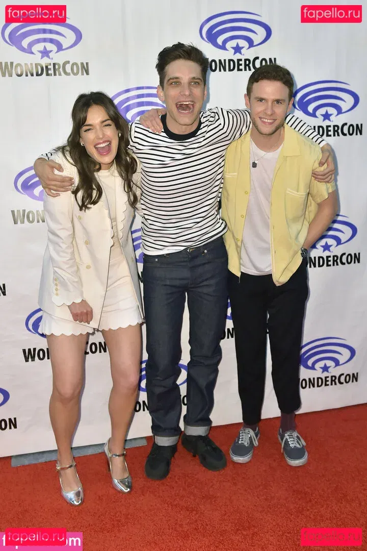 Elizabeth Henstridge Onlyfans Photo Gallery 