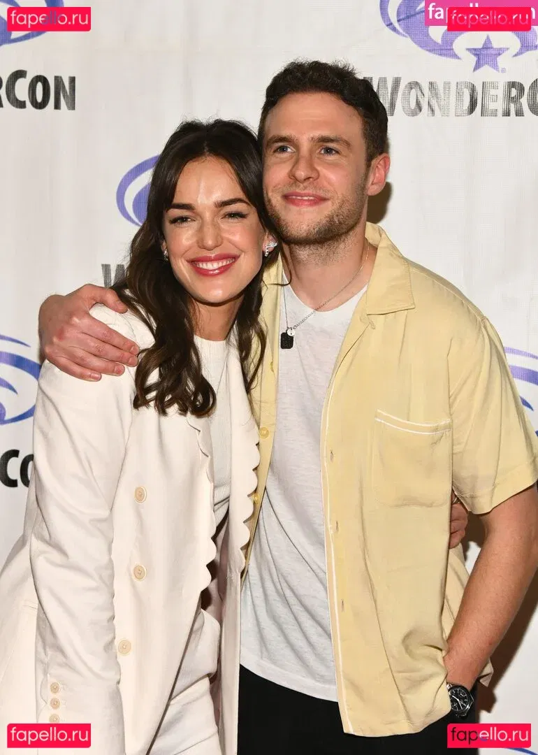 Elizabeth Henstridge Onlyfans Photo Gallery 