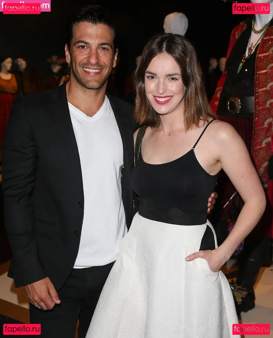 Elizabeth Henstridge Onlyfans Photo Gallery 