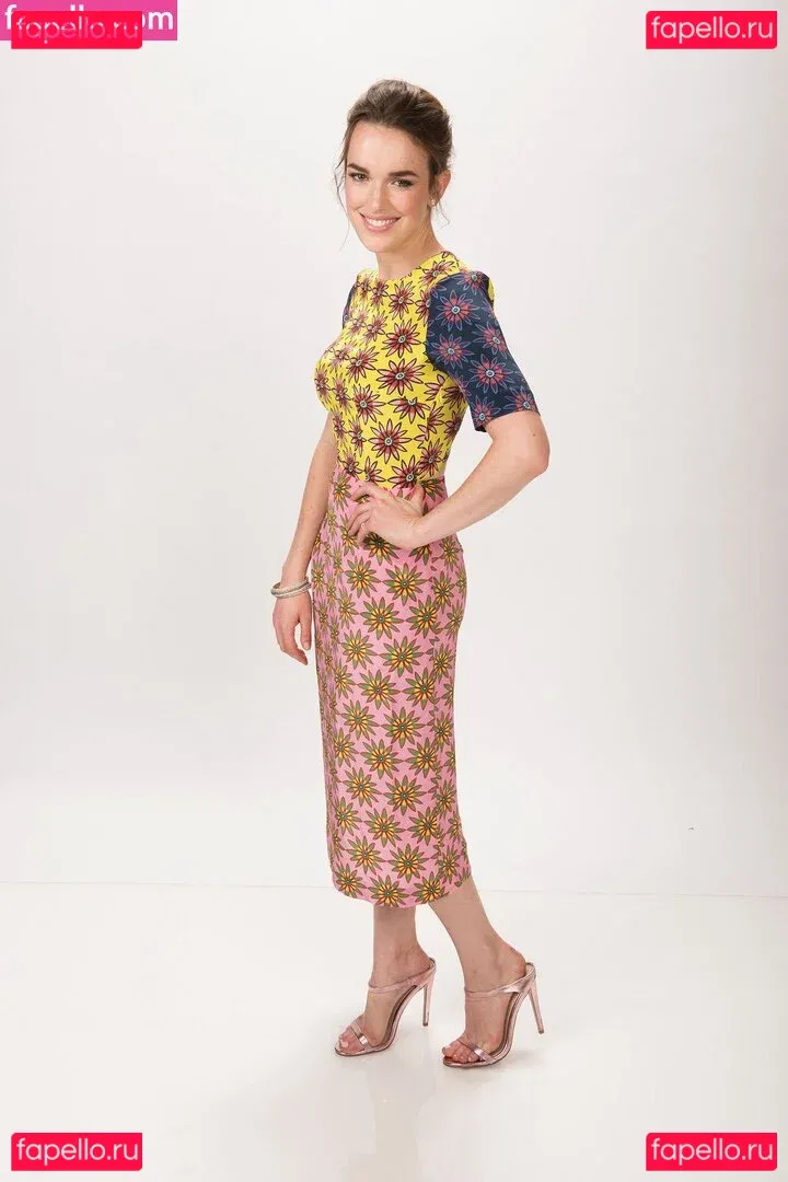 Elizabeth Henstridge Onlyfans Photo Gallery 