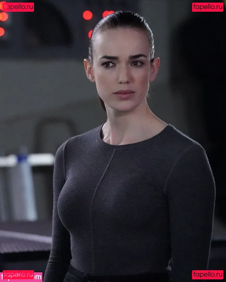 Elizabeth Henstridge Onlyfans Photo Gallery 