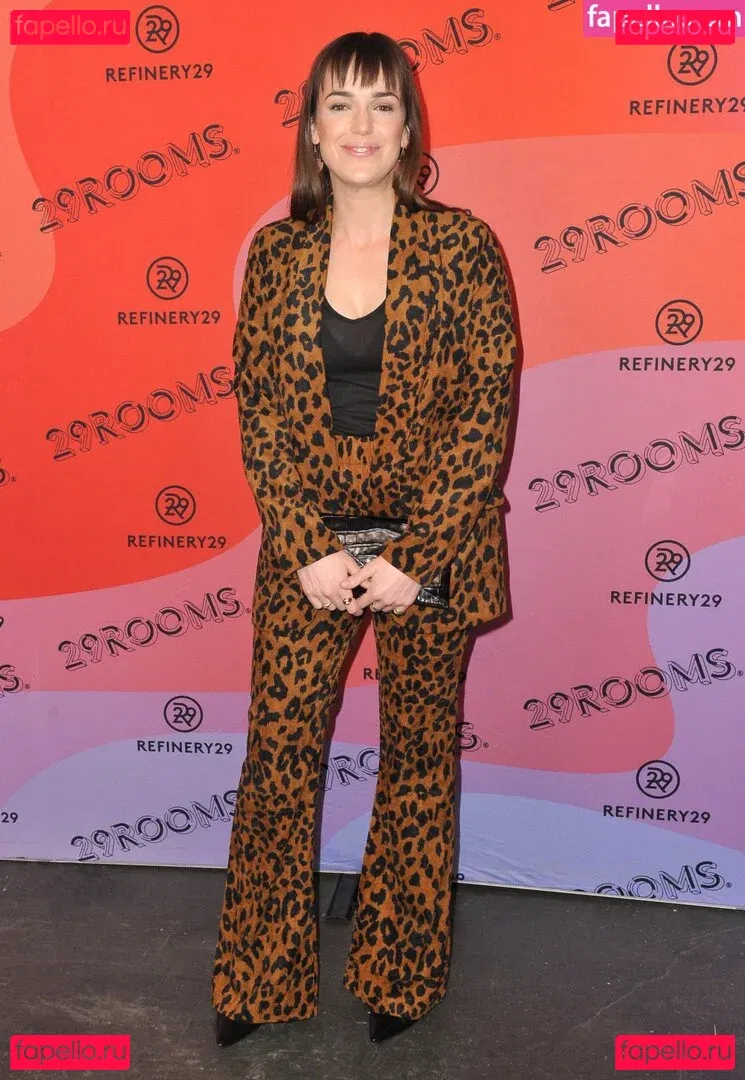 Elizabeth Henstridge Onlyfans Photo Gallery 