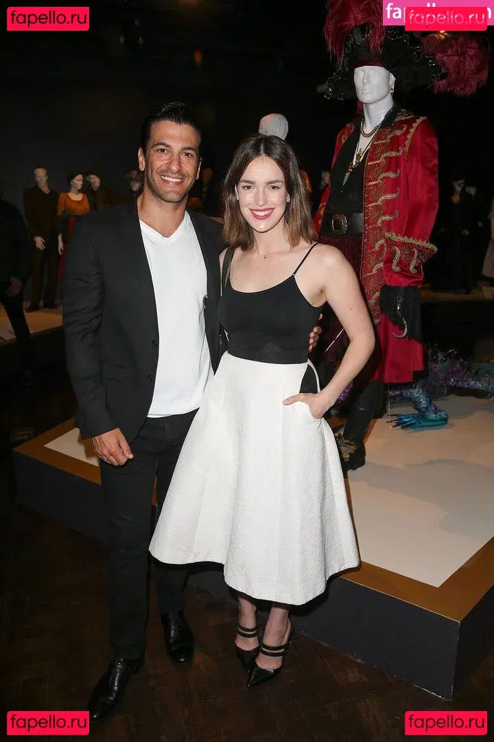 Elizabeth Henstridge Onlyfans Photo Gallery 