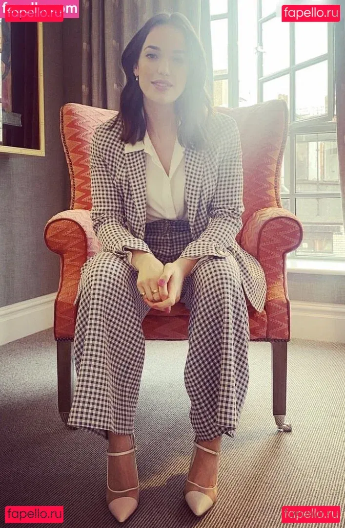 Elizabeth Henstridge Onlyfans Photo Gallery 