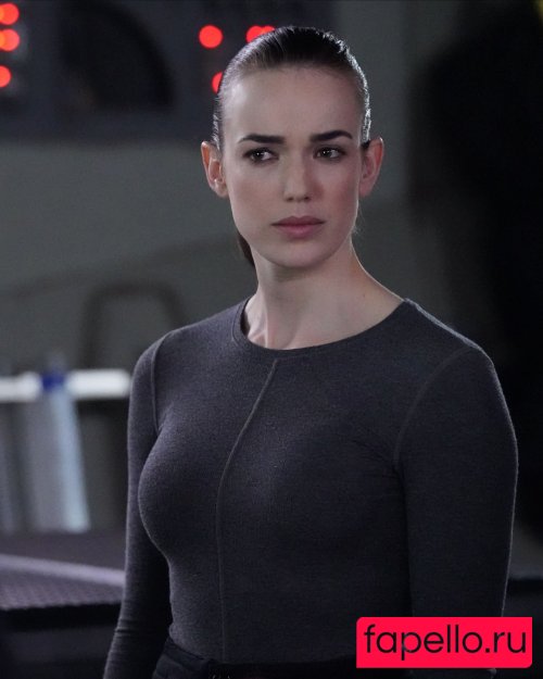 Elizabeth Henstridge Nude Onlyfans Photo 20