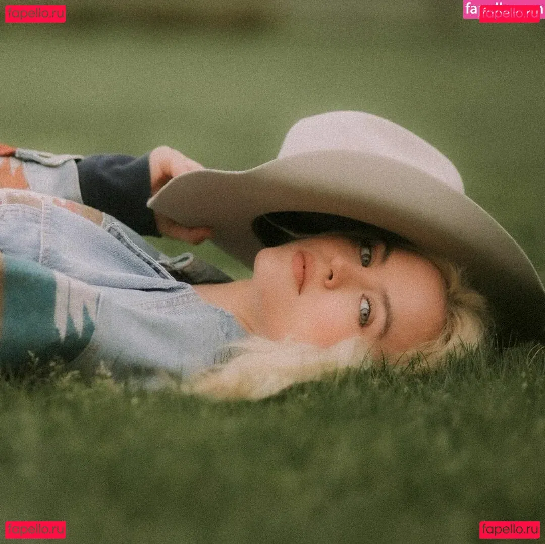 Zandi Holup Onlyfans Photo Gallery 