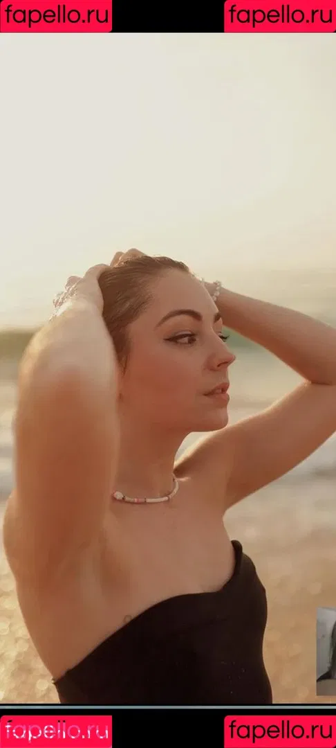 Roxane ASMR Onlyfans Photo Gallery 