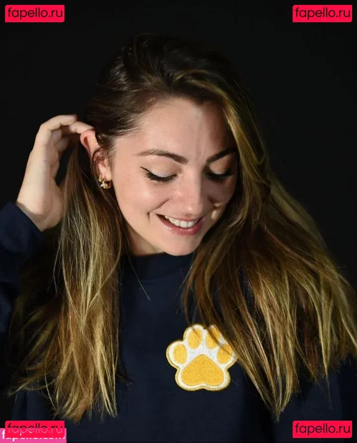 Roxane ASMR Onlyfans Photo Gallery 