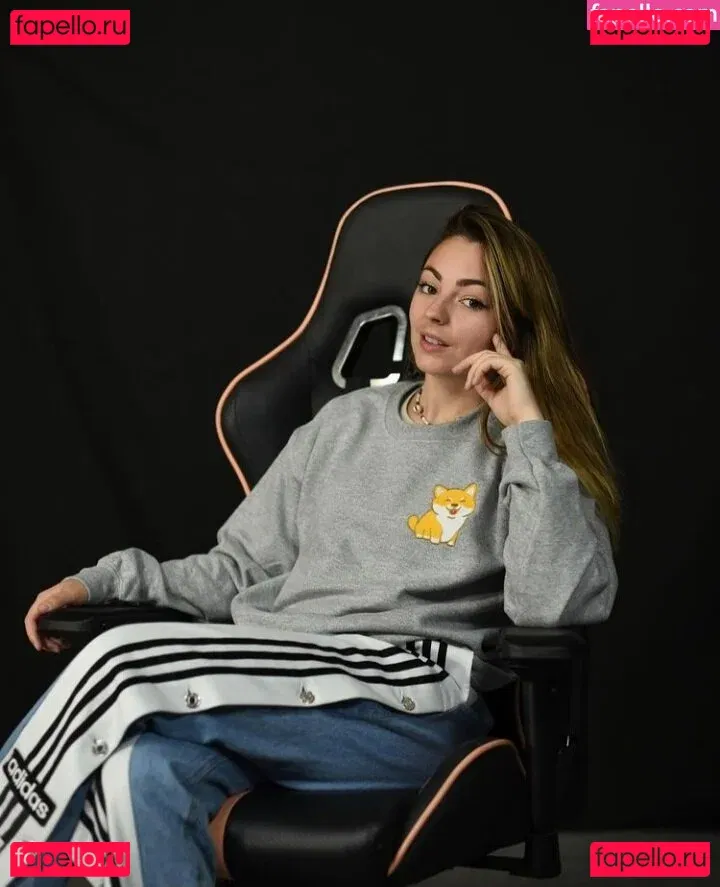 Roxane ASMR Onlyfans Photo Gallery 