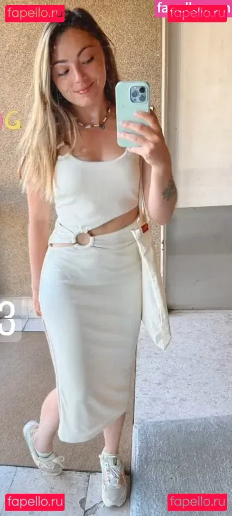 Roxane ASMR Onlyfans Photo Gallery 