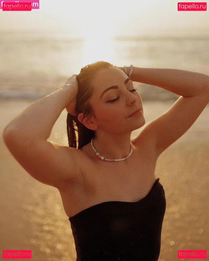 Roxane ASMR Onlyfans Photo Gallery 