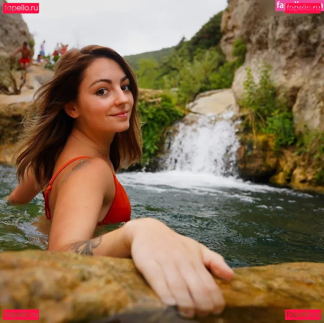 Roxane ASMR Onlyfans Photo Gallery 