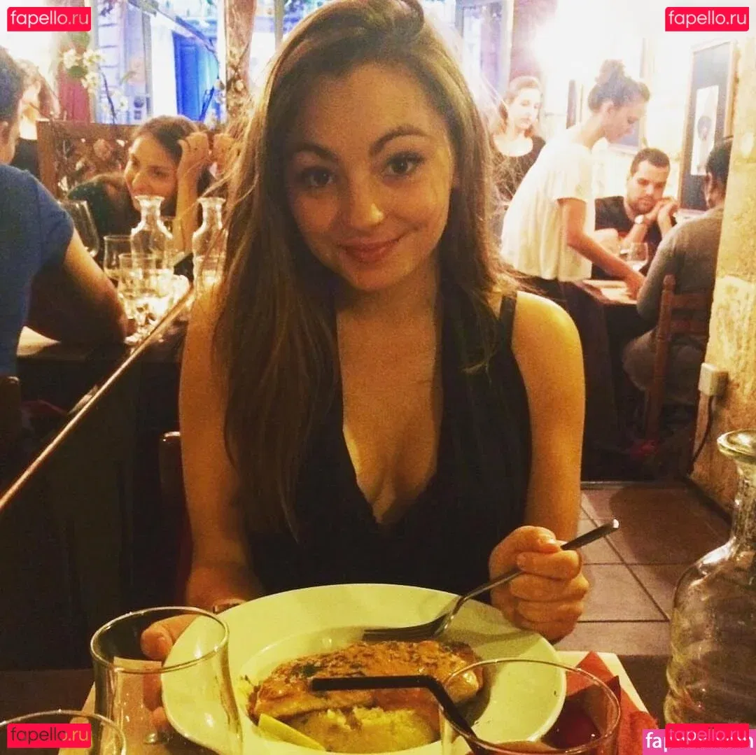 Roxane ASMR Onlyfans Photo Gallery 