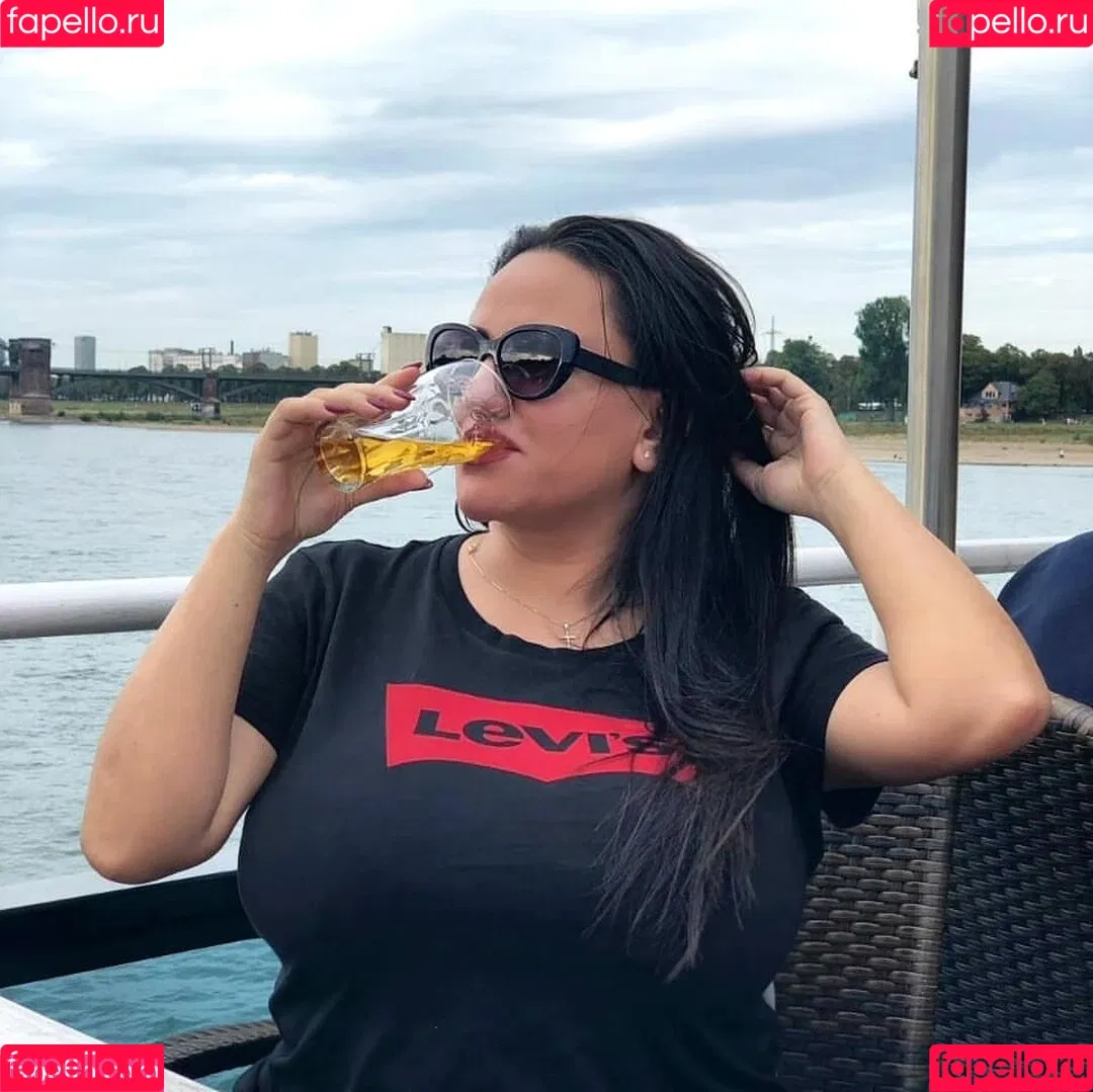 Liana Onlyfans Photo Gallery 