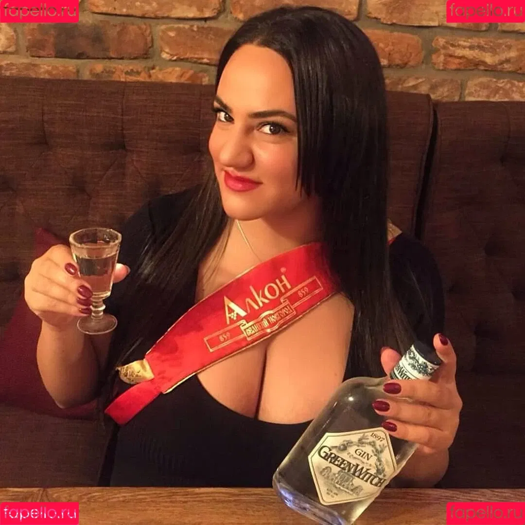Liana Onlyfans Photo Gallery 