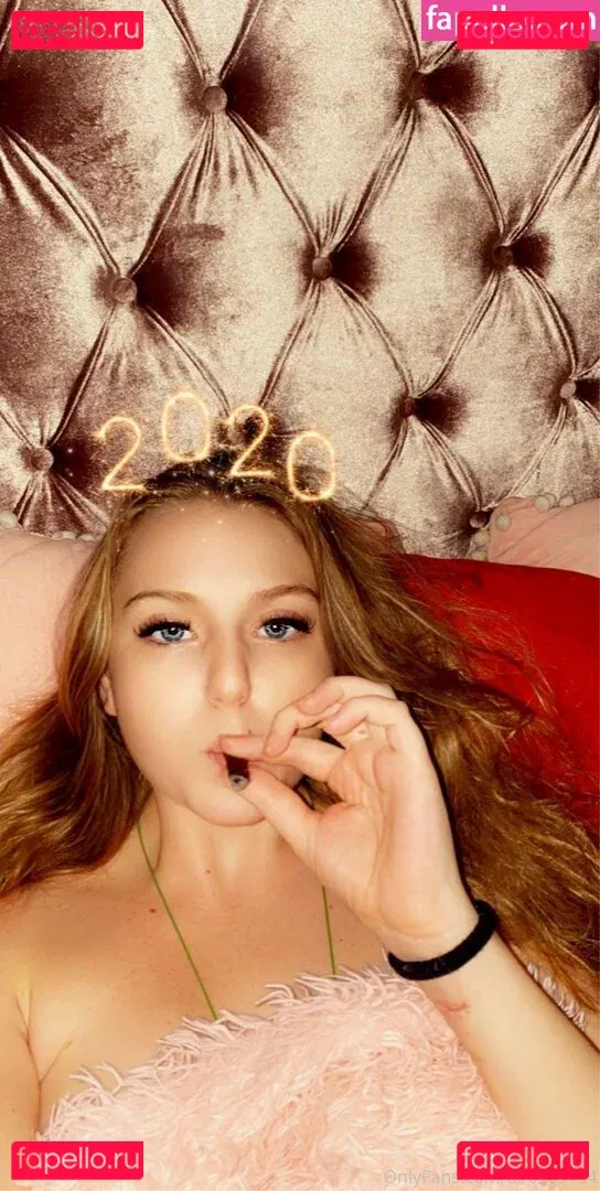 cora.amour Onlyfans Photo Gallery 