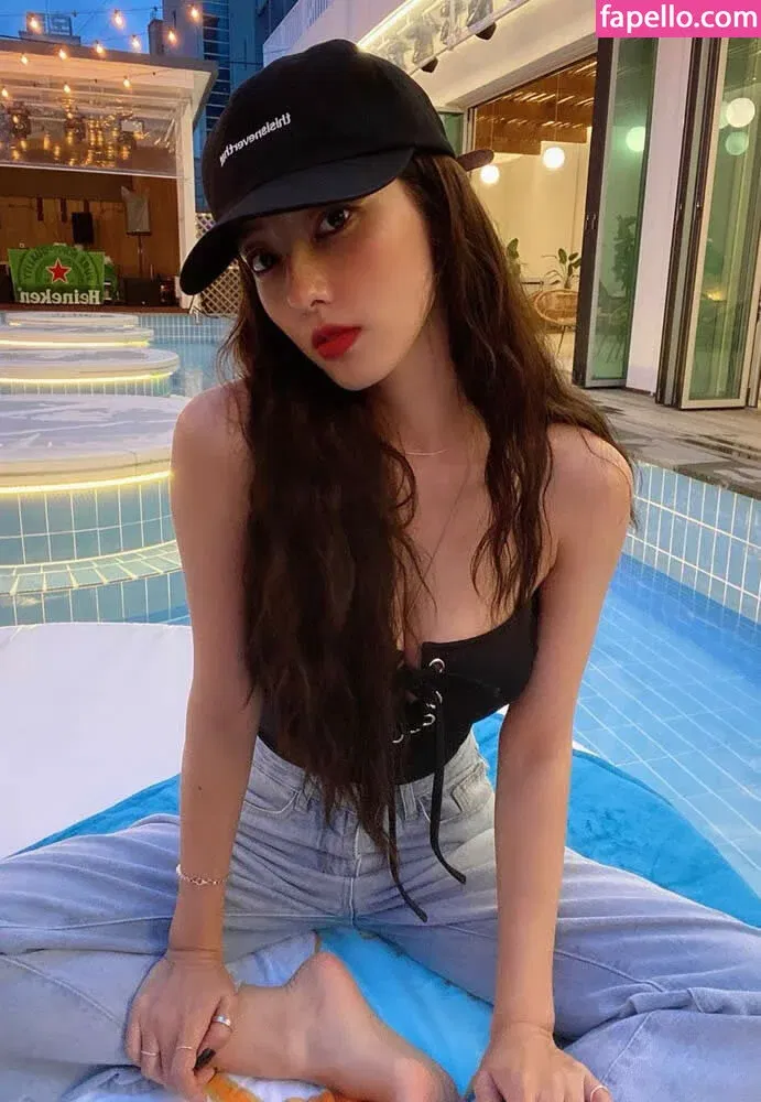 Jeon Jisu Onlyfans Photo Gallery 