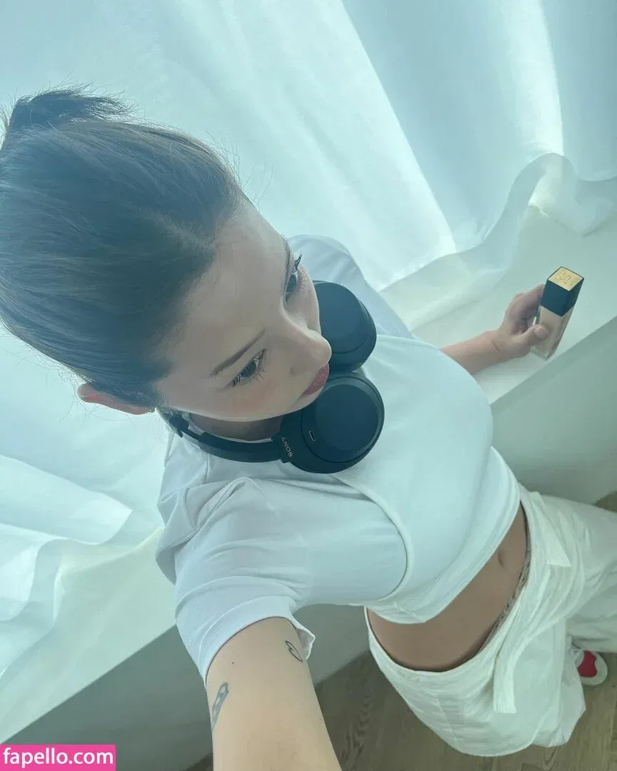 Jeon Jisu Onlyfans Photo Gallery 