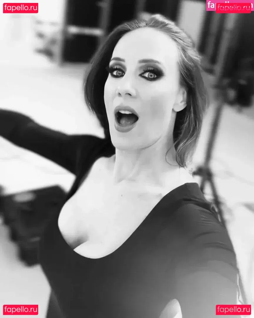 Simone Simons Onlyfans Photo Gallery 