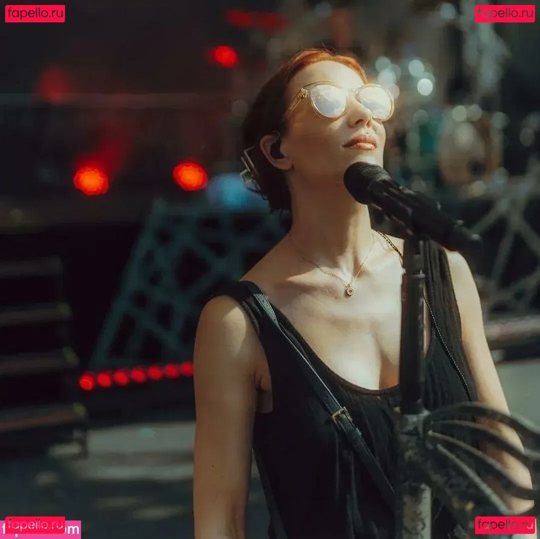 Simone Simons Onlyfans Photo Gallery 