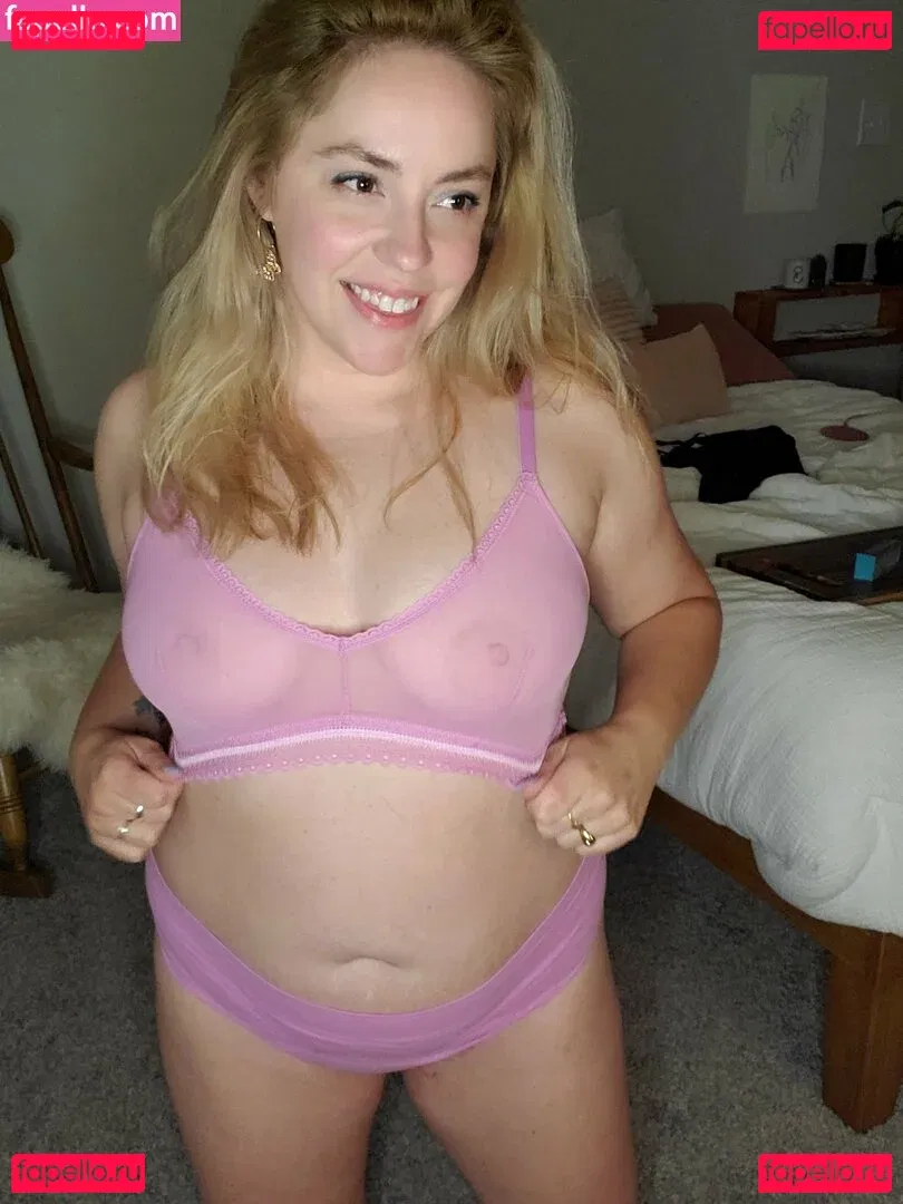 CluelessonVHS Onlyfans Photo Gallery 