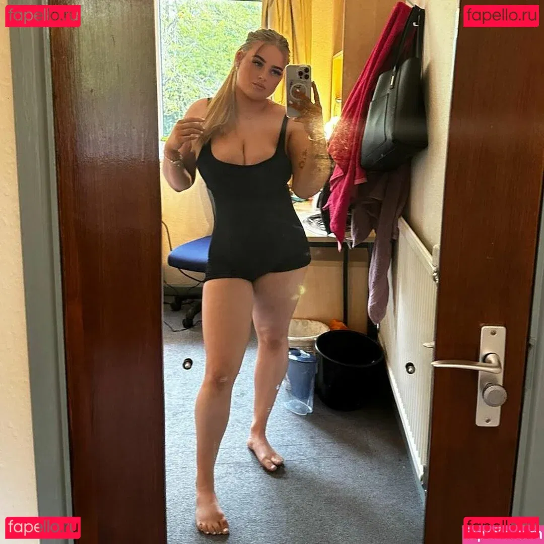 hollyevansx Onlyfans Photo Gallery 