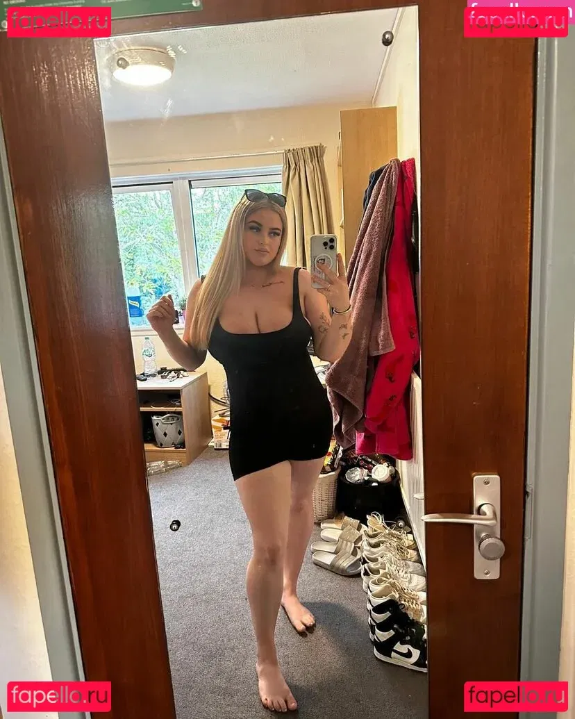 hollyevansx Onlyfans Photo Gallery 