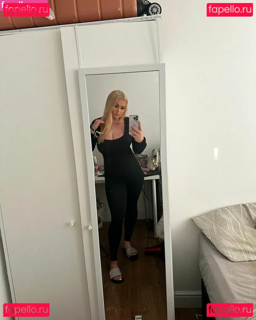 hollyevansx Onlyfans Photo Gallery 