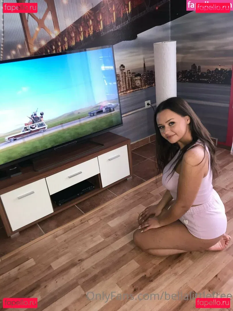 bellalittlefree22 Onlyfans Photo Gallery 