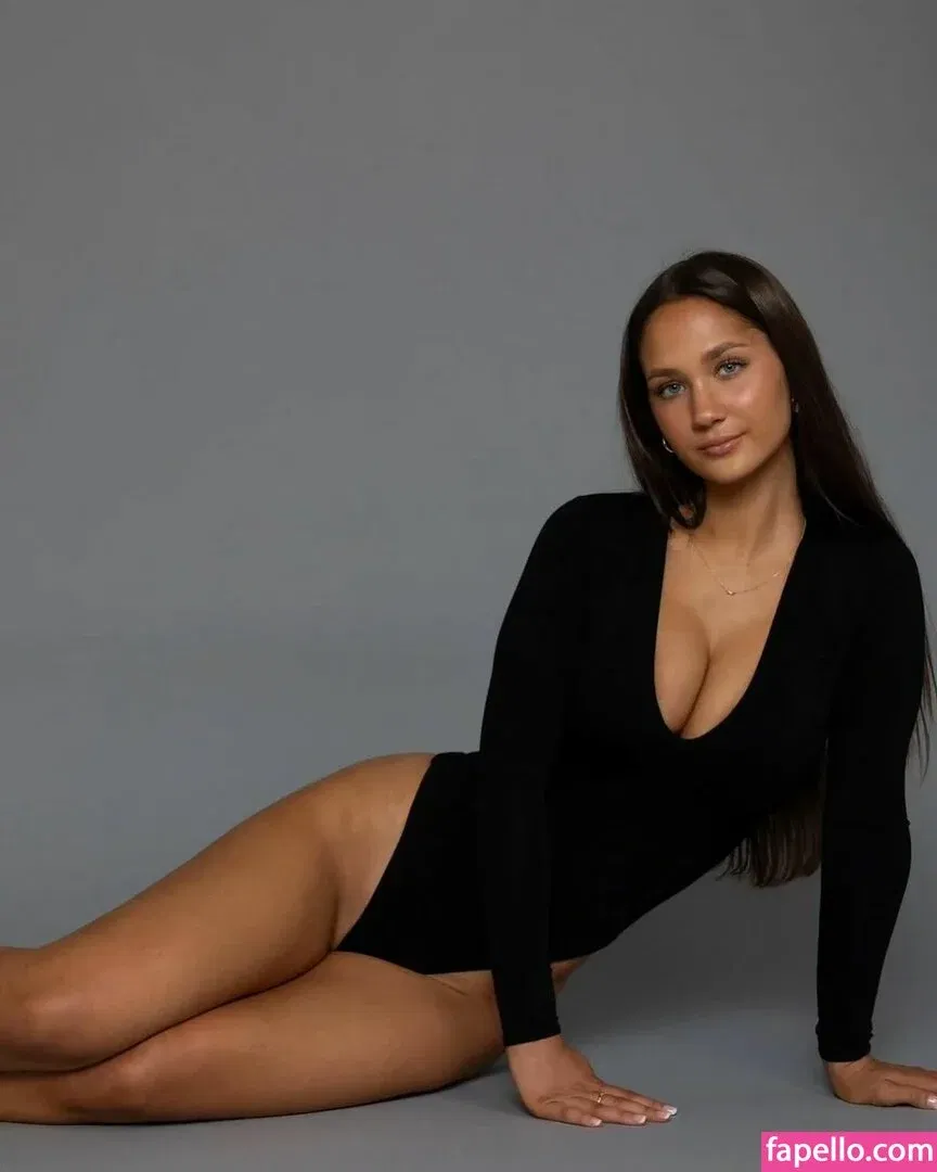 Stephanie Zustovich Onlyfans Photo Gallery 