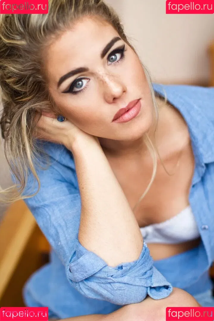 Emily Bett Rickards Onlyfans Photo Gallery 