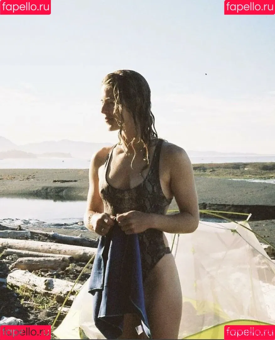 Emily Bett Rickards Onlyfans Photo Gallery 