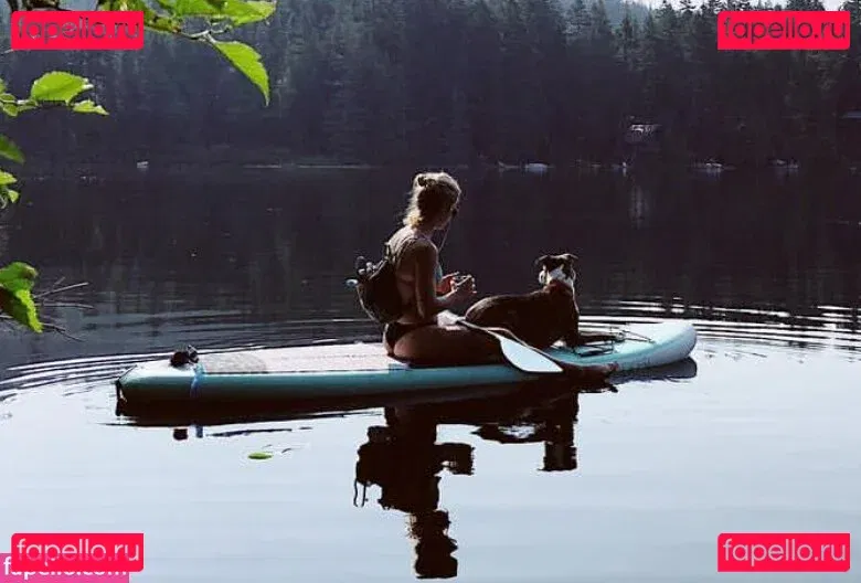 Emily Bett Rickards Onlyfans Photo Gallery 