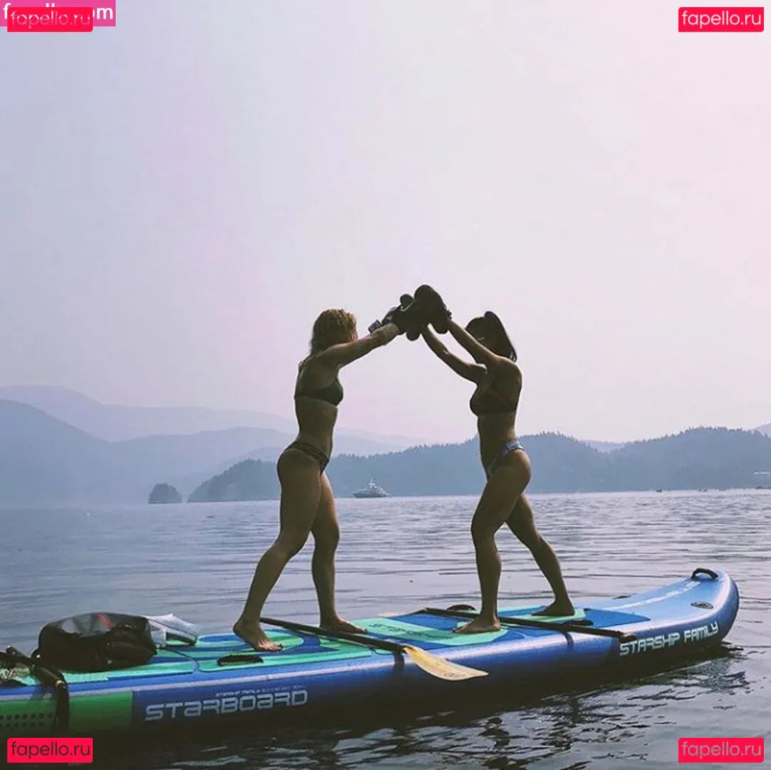 Emily Bett Rickards Onlyfans Photo Gallery 