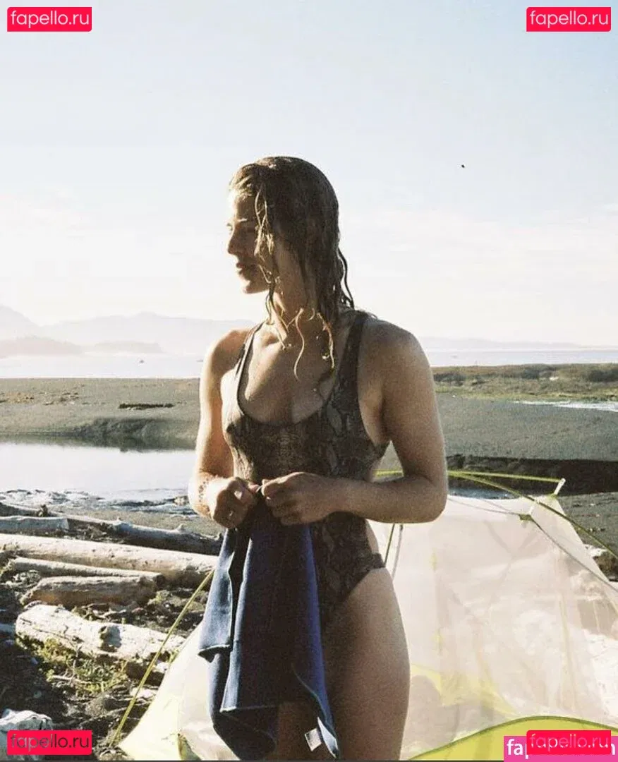 Emily Bett Rickards Onlyfans Photo Gallery 