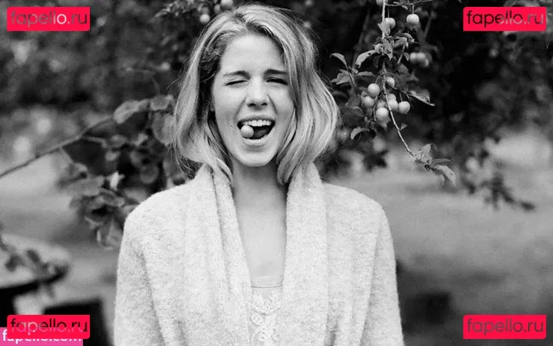 Emily Bett Rickards Onlyfans Photo Gallery 